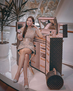 Hết xếp túi Hermes chất đầy dinh thự, cựu tiếp viên phủi tay sắm luôn rương trang điểm 4 tỷ