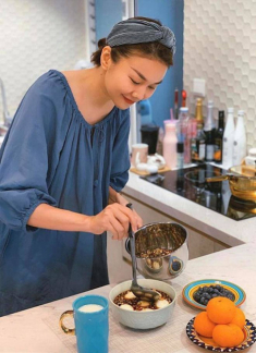 Khi sao vào bếp mùa giãn cách, người đóng bộ kín bưng, người chỉ chờ để hở