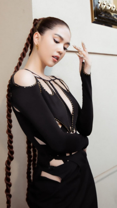 Lạ đời style thời trang rách rưới lên ngôi, vải ép sát từng đường cong cơ thể