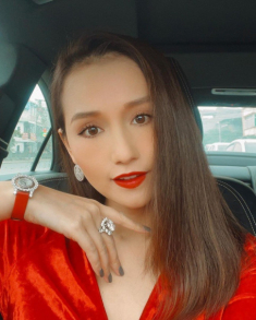 Lã Thanh Huyền khoe hình selfie, lấp lánh nhất là món đồ trên tay