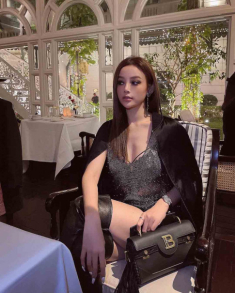 Lấy chồng và rút khỏi showbiz, hotgirl Hà Thành vẫn được chú ý với loạt đồ hiệu sang chảnh