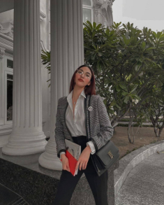 “Lên đồ” đơn giản vừa đi làm vừa đi chơi, mẹ bỉm Lan Khuê dát cả mớ hàng hiệu