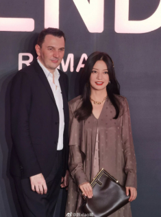 Lên thảm đỏ bị chê diện váy ngủ, U50 Triệu Vy đời thường cũng mặc style cái bang rách tươm
