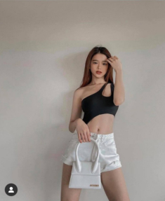 Linh Ka diện áo tắm ra đường mà vẫn chẳng ai biết vì phối đồ cao tay
