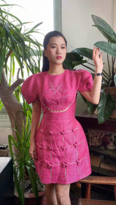Mặc váy hồng rực chẳng hề sến, Lâm Vỹ Dạ còn được khen trẻ như gái 18