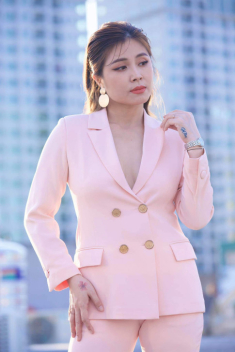 MC VTV “thả rông” trên sân thượng đi làm thanh lịch miễn chê, áo quần khéo che hình xăm khủng