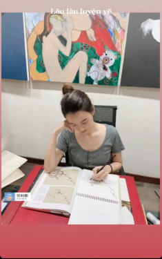 Midu ngồi vẽ, mặc một chiếc áo thun bình thường nhưng vẫn tỏa ra khí chất tiên tử