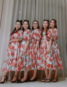 Mừng sinh nhật mẹ, Lan Ngọc tậu liền 5 chiếc váy hoa để hoá ngũ long công chúa