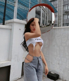 Muôn kiểu mặc áo hở hang thềm của chị em, ai cũng phải lắc đầu ngao ngán