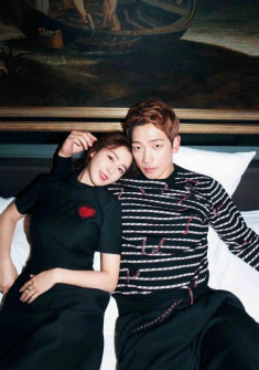 “Ngọc nữ” Kim Tae Hee hiếm khi mặc hở, chồng thì diện luôn croptop khoe eo