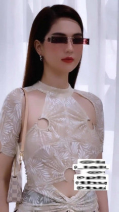 Ngọc Trinh đụng áo với “Hoa hậu gợi cảm nhất Vbiz”, cao tay hơn ở khoản phụ kiện lạ mắt