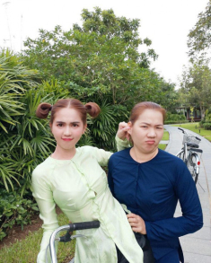 Người làm của Ngọc Trinh khoe gu thời trang toàn hiệu