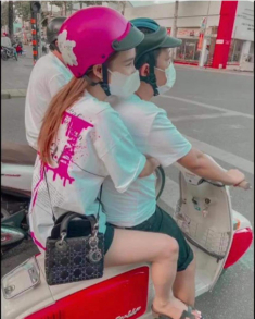 Nhã Phương ôm chặt cứng Trường Giang, áo quần bình dân nhưng vẫn không thiếu túi hiệu trăm triệu