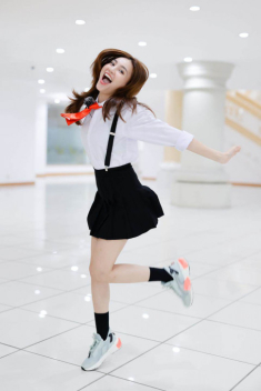 Ninh Dương Lan Ngọc hoá nữ sinh, mặc váy ngắn, xinh xắn khoe chân thon dài