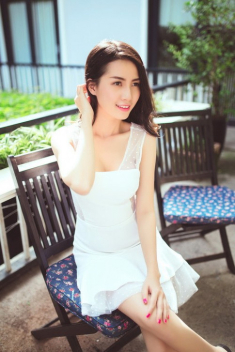 Phan Thị Mơ buông lơi tấm lưng trần nóng hổi
