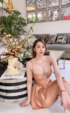 Quỳnh Nga chốt sổ sinh nhật với chiếc đầm “nhìn là biết hết”, Việt Anh cũng khen ngợi