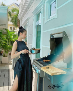 Sang như Phương Khánh, nướng thịt mặc đầm dạ hội xách túi ngàn đô ngồi phòng khách