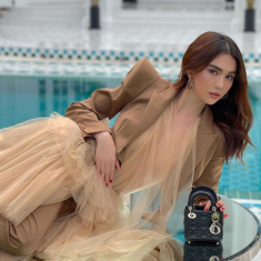 Sao Sắm Gì: Chi Pu, Ngọc Trinh mua túi mới trăm triệu dù chỉ ở nhà chống dịch