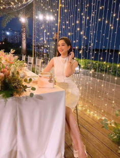 So style mẹ 2 con Đặng Thu Thảo với trước đây, vẫn diện đầm trắng nhưng giờ sang chảnh hơn