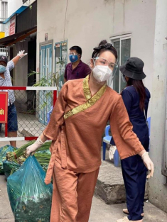 Tài tình như Nhật Kim Anh, đứng trên đôi guốc cao hàng giờ đi thiện nguyện