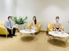 Thuỷ Tiên đi sao kê đẹp như tiểu thư, xách túi ngọc trai được bán tràn lan, giá “ngã cây”