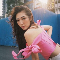 Trời đã nóng, Khổng Tú Quỳnh còn làm CĐM “đổ mồ hôi” khi diện áo siêu ngắn lên sóng