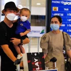 Vắng nhà 2 tháng, Duy Mạnh “dỗ dành” vợ con với bao la đồ hiệu: Chồng quốc dân đây rồi!