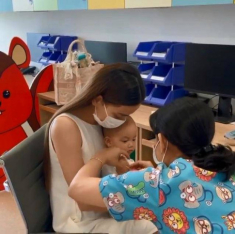 Xót xa số phận những chiếc túi nghìn đô bị nhồi nhét như giỏ đi chợ khi sao có con
