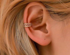 Xu hướng ear cuff độc lạ, chẳng cần bấm lỗ tai cũng đeo khuyên chất lừ