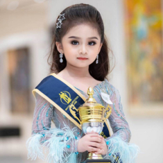 2 năm sau đăng quang Hoa hậu nhí Thái Lan, bé gái 8 tuổi giờ chăm chỉ bán hàng