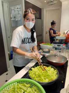 2 tháng mắc kẹt ở Mỹ, con gái Trương Ngọc Ánh ngày một sành điệu, thần thái chuẩn “Tây”