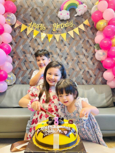 3 con Jennifer Phạm khiến ai nấy trầm trồ, nhất là con gái lớn xinh, chụp ảnh điệu như hotgirl