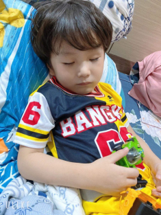 3 năm trước Lâm Khánh Chi sang Thái nhận con từ người đẻ hộ, giờ cậu bé đẹp như Hàn