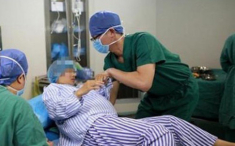 Bà mẹ U50 đi sinh con một mình, lúc cha đứa trẻ xuất hiện, ai cũng choáng váng