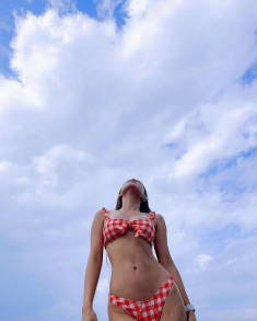 Bạn gái Lâm Tây diện bikini, khoe vòng ba quả đào căng tràn