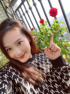 Bảo Thanh chơi chiêu gì tài tình quá, bầu vượt mặt vẫn gọn gàng, làn da sáng mịn như ngọc
