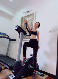 Bấy lâu cứ ngỡ Lệ Quyên mỏng như tờ, chỉ một cú xoay người mới biết “điện nước” có đủ