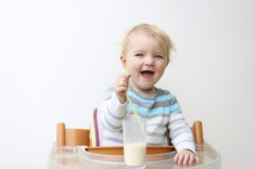 Bé 1 tuổi uống sữa tươi được chưa? Uống bao nhiêu ml/ngày là đủ?