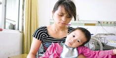 Bé 8 tháng bị bại não, nguyên nhân đến từ thứ bà nội lén giấu dưới gối