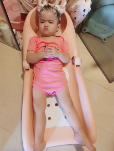 Bé gái cùng huyết thống với Ngọc Trinh 19 tháng đã có đặc điểm giống “Nữ hoàng nội y“