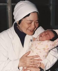 Bé gái xinh xắn, khỏe mạnh chào đời được tiên tri chết sớm, 33 năm sau ai cũng kinh ngạc
