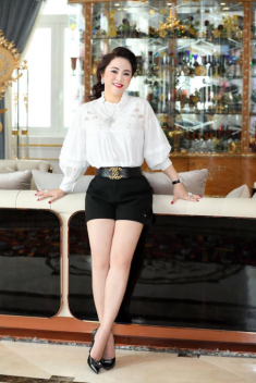 Bị chê ảnh chụp trộm, bà Phương Hằng khoe luôn bí kíp làm đẹp bạc tỷ