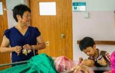 Bố mất, bé 8 tuổi đưa mẹ đi sinh em, nhắn một câu với y tá ai cũng nghẹn ngào