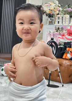 Bố mẹ chiều cao khiêm tốn, Hòa Minzy tìm cách tăng chiều cao cho quý tử, lên cả mạng hỏi