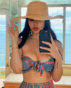 Bom sex gốc Việt chỉ thích diện những bộ bikini mỗi khi đi làm