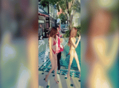 Catwalk sánh đôi bên Ngọc Trinh, “MC 3000 chữ” giật spotlight với đôi chân dài 1m1