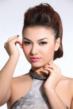 Chân dài xinh đẹp vẫn sợ lão hoá, làm mũi collagen để luôn tươi trẻ