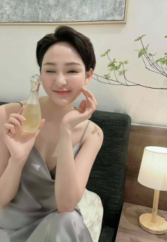Chỉ thay đổi chút đỉnh mái tóc, loạt mỹ nhân khiến fan phải “đứng hình”