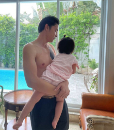 Chia tay nhưng Quách Ngọc Ngoan đăng ảnh cởi trần bế con ở nhà Phượng Chanel