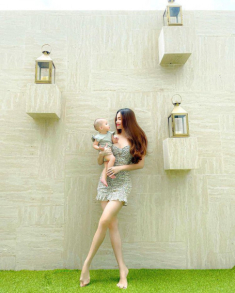 Chiều con như Hồ Ngọc Hà, để Lisa Leon giẫm đạp túi hiệu trăm triệu, nhồi bỉm sữa đầy túi
